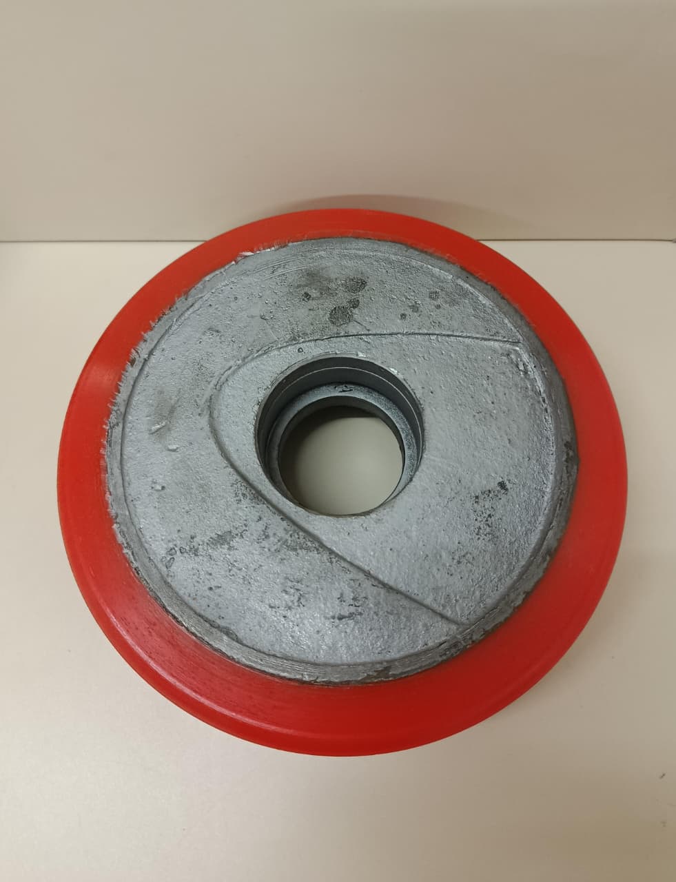 Roda de poliuretano modelo RODA DE CARGA FM 2012 E R17- 2012 ATÉ 2015 310X250X102 ROL.6308 PROF.39MM E 6012 PROF.19 — foto 1