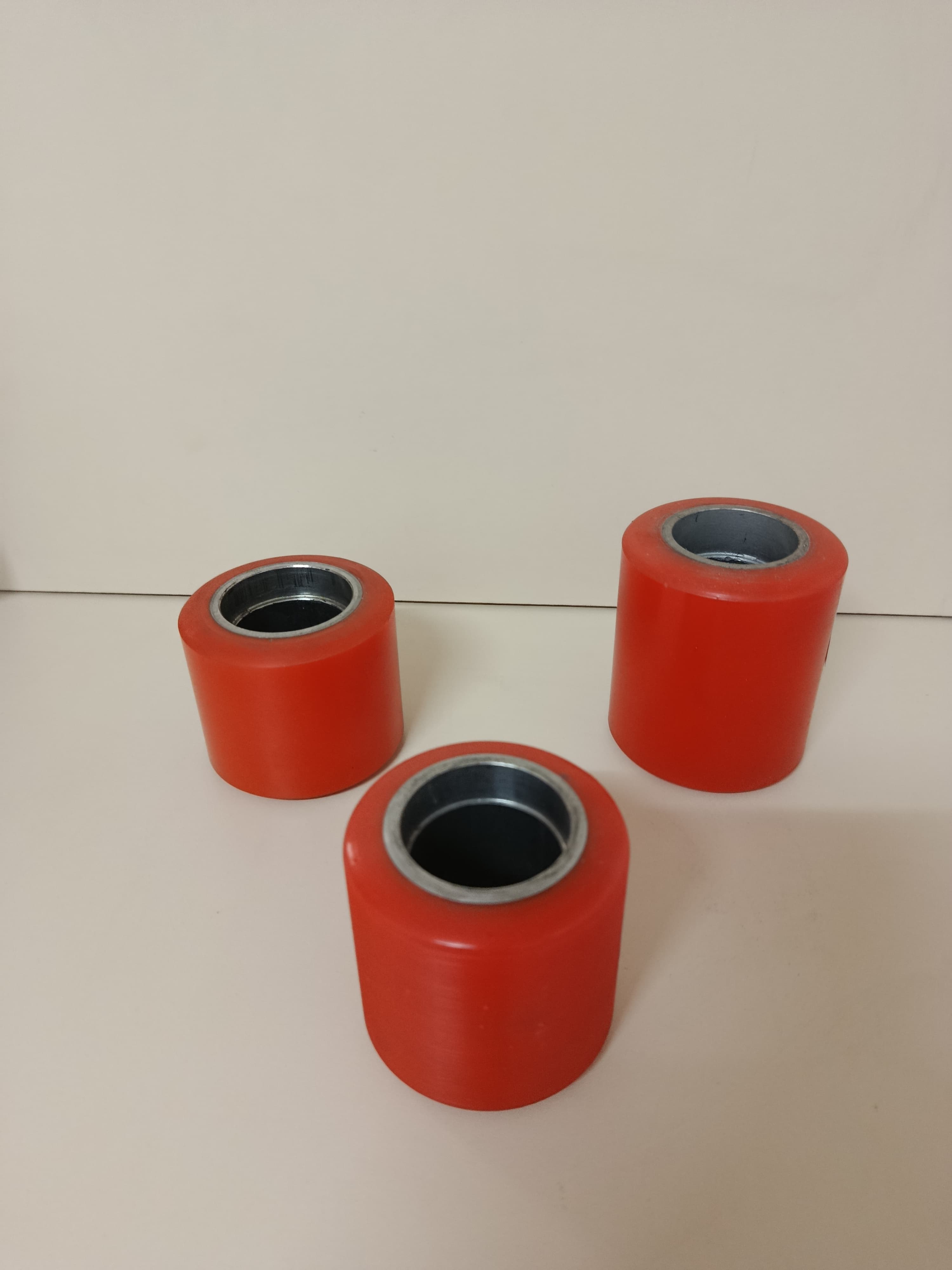 Roda de poliuretano modelo RODA DE CARGA EGU-SIMPLES 85X61X100 USAR ROL.6205 (52mm) PROF. 15mm — foto 1